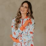 Dra. Bianca, a Tia Bia, sorrindo com jaleco estampado